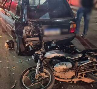 Moto da vítima destruída após colisão em Três Lagoas. (Foto: JP News)