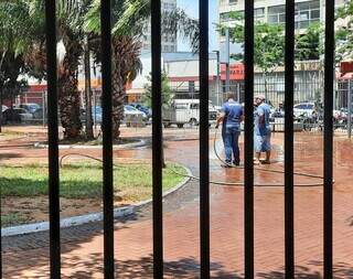 Equipes da prefeitura limpam cal&ccedil;ada de pra&ccedil;a, plantam grama e lavam chafariz 