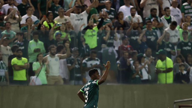 Aos gritos de &quot;ol&eacute;&quot;, Palmeiras ganha e &#039;dorme&#039; na lideran&ccedil;a do Brasileir&atilde;o 