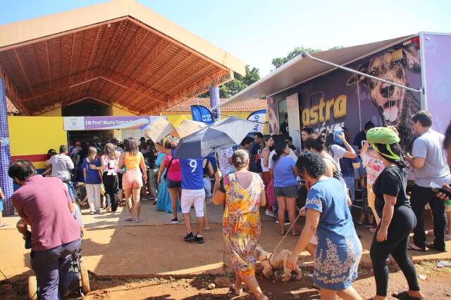 Atendimento &agrave; comunidade com mais de 300 servi&ccedil;os lota p&aacute;tio de escola