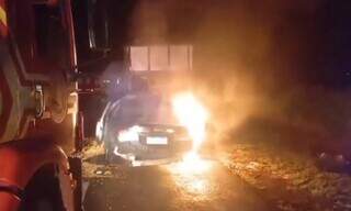 Carro pega fogo e fica destru&iacute;do ap&oacute;s bater em traseira de carreta