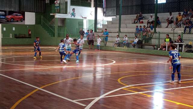 Emo&ccedil;&atilde;o em quadra: rodada equilibrada marca a Copa Pelezinho de futsal de base