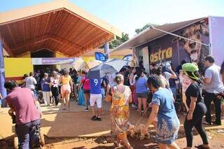 Atendimento &agrave; comunidade com mais de 300 servi&ccedil;os lota p&aacute;tio de escola