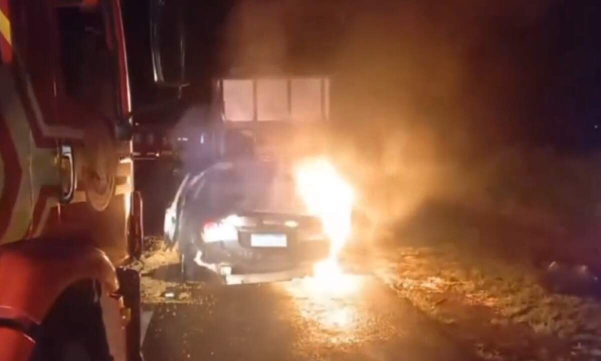 Carro pega fogo e fica destruído após bater em traseira de carreta