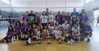 Pódio do Festival Escolar Sub-14 de Vôlei disputado em Campo Grande (Foto: Divulgação/FVMS)