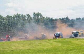 Calor e poeira durante disputa entre pilotos na curva do Autódromo Internacional de Campo Grande (Foto: Juliano Almeida)