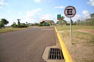 Esgoto em frente ao condominío onde o caso aconteceu (Foto: Paulo Francis)