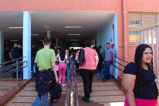 Candidatos entrando em local de prova na semana passada. (Foto: Juliano Almeida)