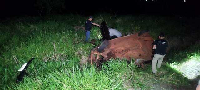 Ve&iacute;culo bate em coqueiro, capota e condutor morre 