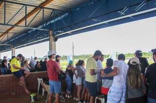 Público acompanhando a corrida dos boxes (Foto: Juliano Almeida) 