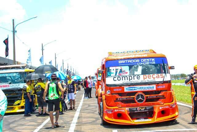 Sem disputa h&aacute; 7 anos, F&oacute;rmula Truck une centenas de f&atilde;s do automobilismo 