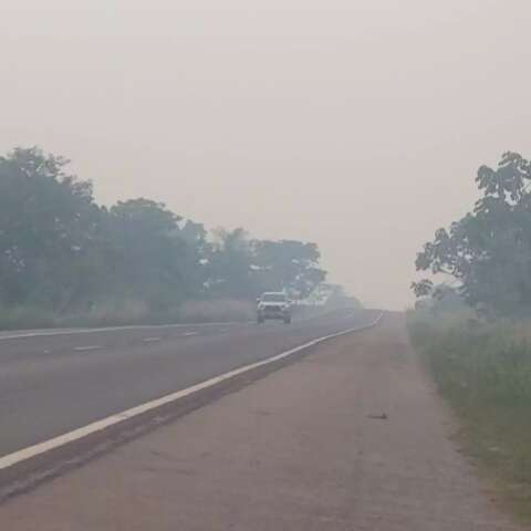 Fuma&ccedil;a de inc&ecirc;ndios no Pantanal invade estrada do interior