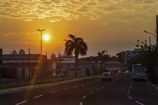 Céu ensolarado na região central de Campo Grande. (Foto: Henrique Kawaminami)