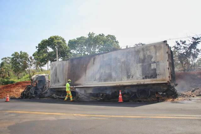 Um dia ap&oacute;s acidente com mortes, caminh&atilde;o continua queimando em rodovia