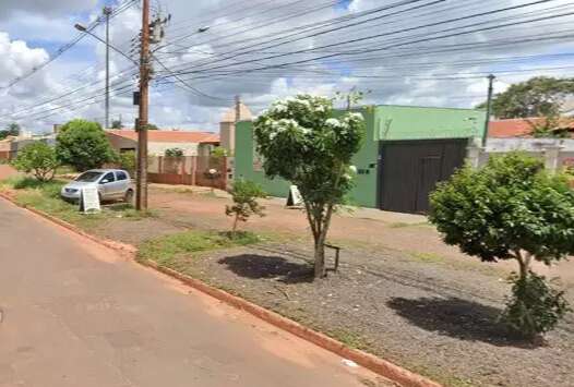 Homem &eacute; interceptado por carro e baleado ap&oacute;s briga em conveni&ecirc;ncia