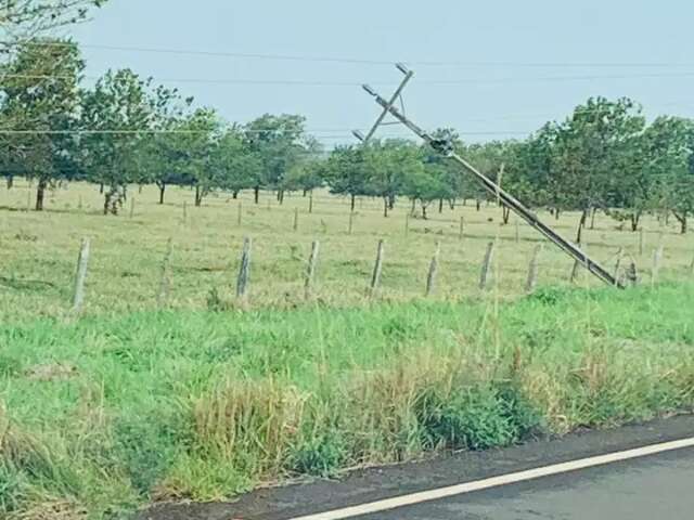 Ventania derrubou 18 postes e deixou distritos do interior sem energia