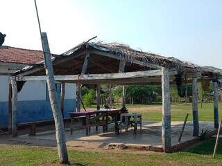 Área coberta ao lado da escola, onde é servida a merenda para alunos (Foto: Divulgação)