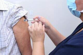 Homem toma vacina contra covid-19 em Campo Grande. (Foto: PMCG)