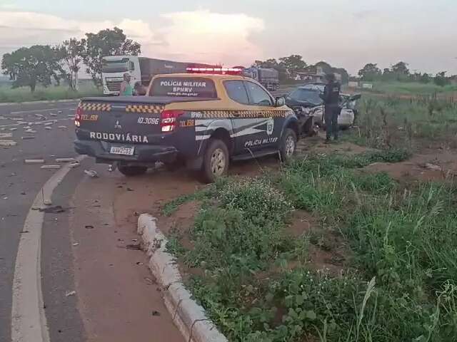 Traficante perde controle da dire&ccedil;&atilde;o e bate caminhonete ao fugir da pol&iacute;cia