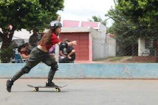 Julia treinando em pista de skate em Campo Grande (Foto: Acervo Pessoal)