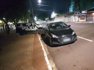 Carro localizado abandonado na região do Horto Florestal. (Foto: Divulgação/PM)