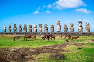 Cavalhos selvagens e as misteriosas estátuas de pedra espalhadas por toda a Ilha de Páscoa, localizada no meio do Oceano Pacífico (Foto: Reprodução)