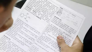 Estudante corrige questões do Enem com o caderno de provas. (Foto: Alex Machado/Arquivo)