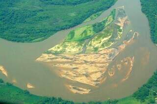 Imagem aérea mostra assoreamento do Rio Taquari (Foto: Walfrido Tomás) 