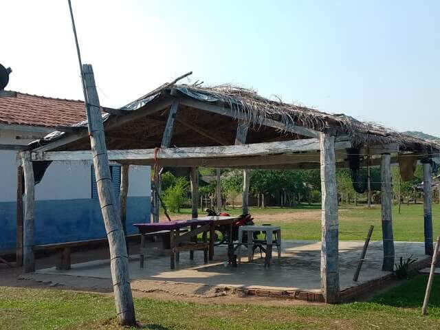 Aldeia kadiw&eacute;u tem escola com esgoto a c&eacute;u aberto e banheiro junto a cozinha