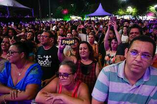 Público lotou praça em Corumbá. (Foto: Bruno Rezende)