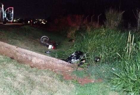 Condutor perde controle de moto, bate em meio-fio e adolescente morre na BR-163