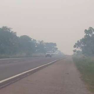 Fumaça de incêndios no Pantanal invade estrada do interior
