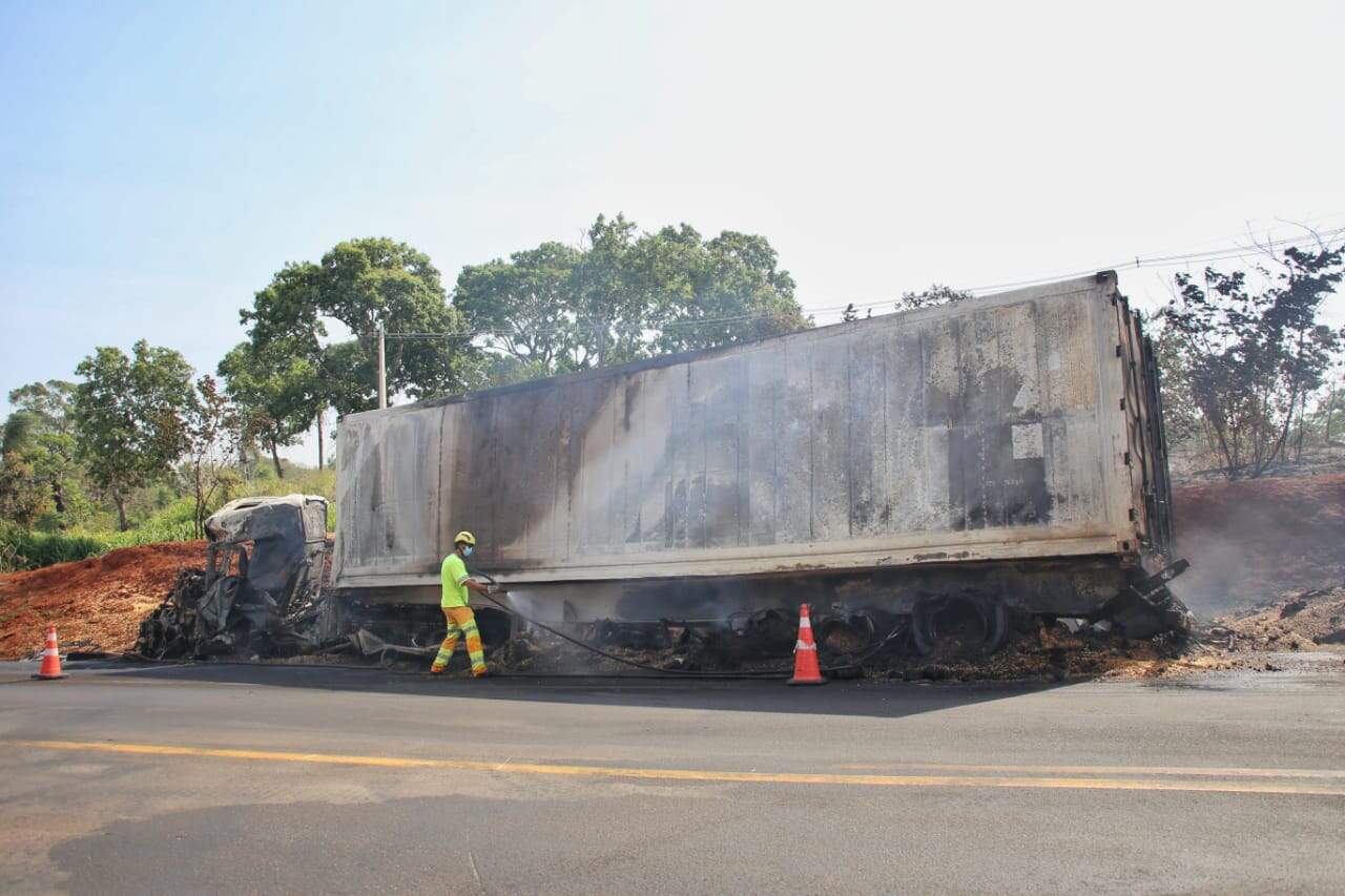 Um dia após acidente com mortes, caminhão continua queimando em rodovia