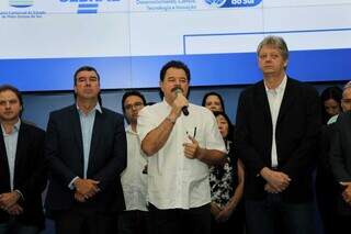 Com o microfone, o prefeito de Chapadão do Sul detalhou experiência (Foto: Paulo Francis)