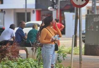 Mulher vendendo água no Centro de Campo Grande em dias de calorão (Foto: Paulo Francis)