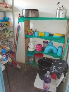 Armários improvisados para armazenar produtos da cozinha e de limpeza foram feitos pela comunidade (Foto: Divulgação)