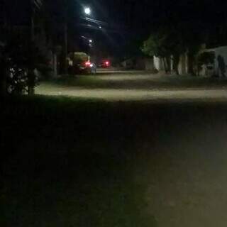 Morador registrou viaturas da PM no local onde os fatos ocorreram (Foto: Direto das Ruas)