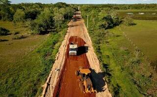 Abertura de estradas sem pavimentação em meio ao Pantanal (Foto: Divulgaçaõ/Agesul)