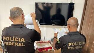 Policiais durante cumprimento de mandados da operação. (Foto: Divulgação/PF)