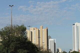 Céu claro em Campo Grande neste início de terça-feira (Foto: Marcos Maluf)