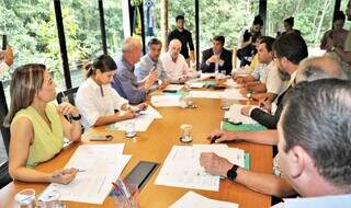 Parlamentares de Mato Grosso do Sul reunidos com o governador na manhã desta terça-feira (14) (Foto: Divulgação)