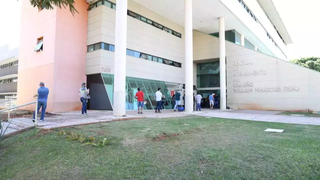 Pessoas se agrupam na fachada da Central de Atendimento ao Cidadão, situado na Rua Marechal Rondon. (Foto: Paulo Francis/Arquivo)