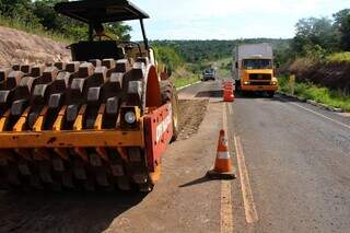 Trecho da MS-436 que liga Camapuã a Figueirão recebendo melhorias na pavimentação (Foto: Chico Ribeiro/Arquivo)