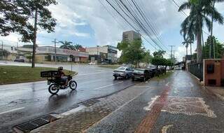 Pancada de chuva no bairro Jardim dos Estados. (Foto: Paulo Francis)