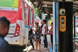 Passageiros entrando em ônibus no Peg Fácil da Avenida Afonso Pena (Foto: Paulo Francis)