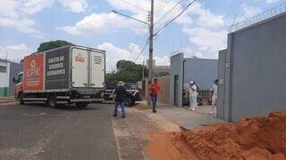 Caminhão saindo de estabelecimento com carga apreendida (Foto: Ana Beatriz Rodrigues)