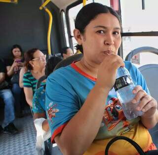 Para amenizar o calor, Crislaine Lima carrega garrafa com água gelada (Foto: Paulo Francis)