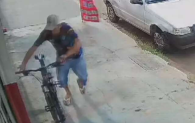 C&acirc;mera mostra ladr&atilde;o fugindo com bicicleta furtada em plena luz do dia