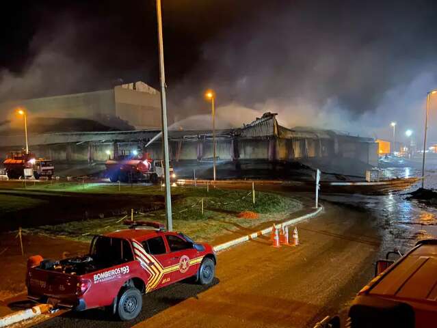 Depois de 40 horas, bombeiros seguem com trabalho de combate a inc&ecirc;ndio em usina