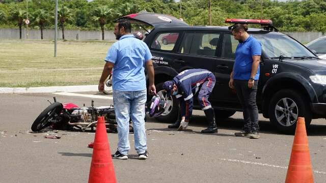 Colis&atilde;o entre moto e carro deixa jovem em estado grave e tumultua tr&acirc;nsito